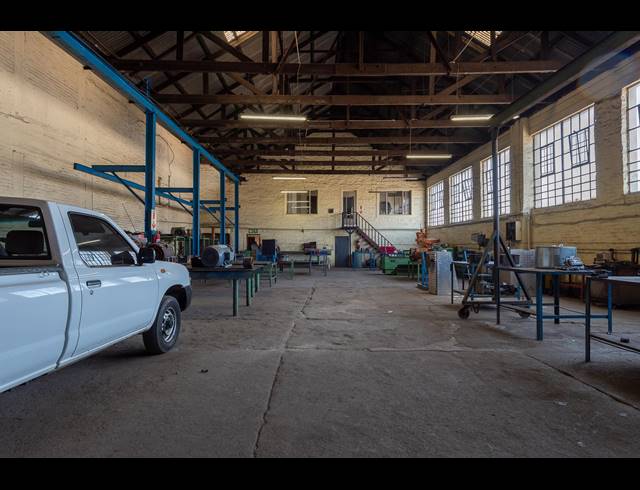 1,140M² BUILDING FOR SALE IN CITY & SUBURBAN